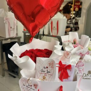 Ramito de 10 rosas + bombóm